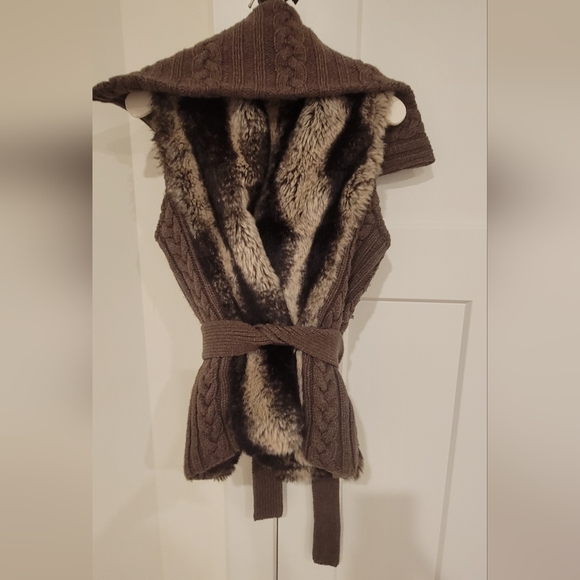 Faux fur and sweater material vest. - Picture 2 of 3